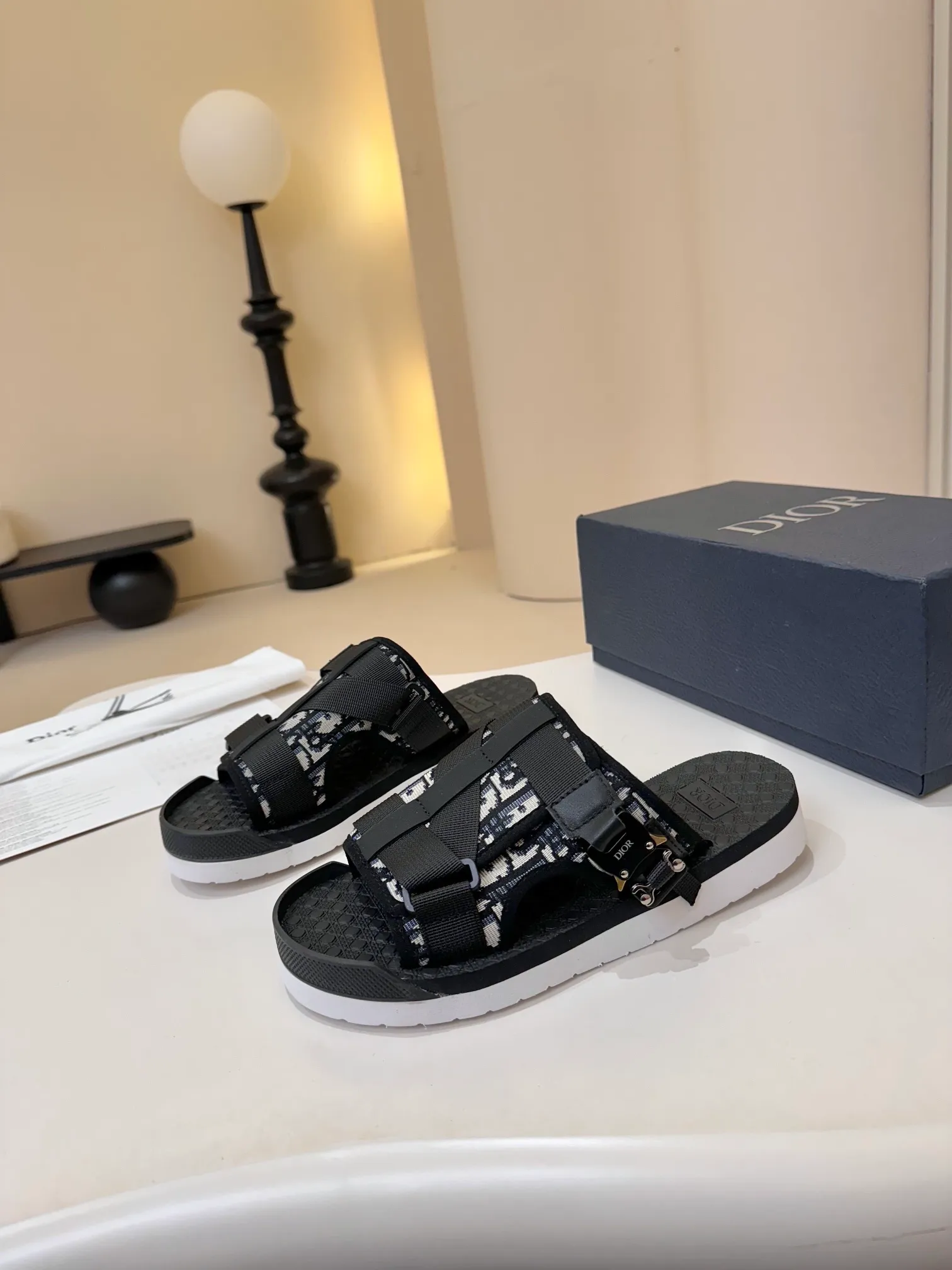 [Dior] P: 340💰 -Size: 38-46 Dior Dior D’s classic men’s slippers, high-end boutique, original material, pure cotton printed canvas upper, fine workmanship, super soft sole, casual, loose and comfortable, a must-have in summer!
